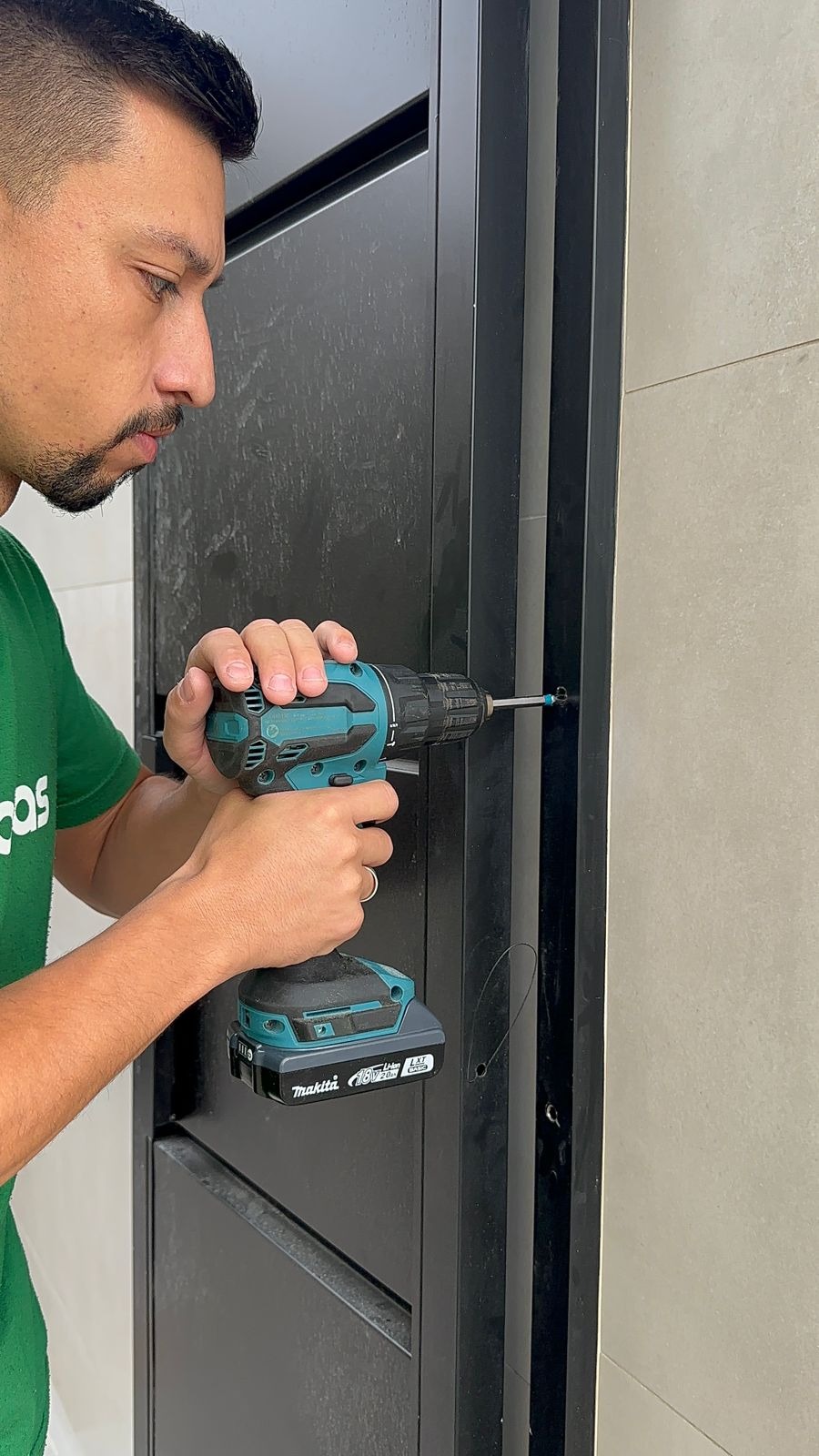 Fechadura inteligente instalada em porta de madeira